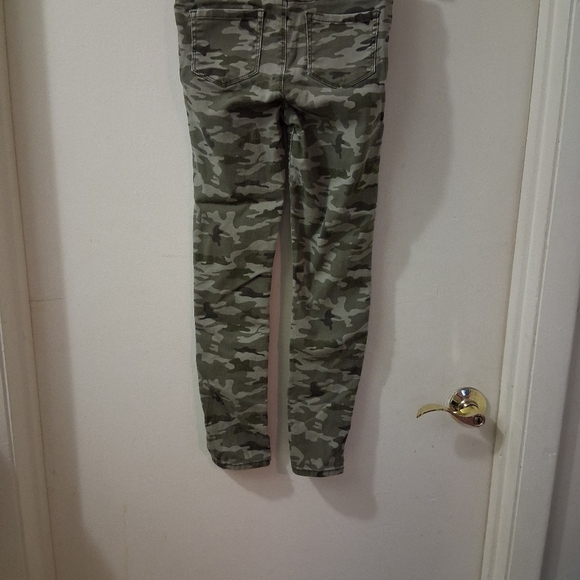 Camoflage Stretch Waistband Skinny Jeans. Size Large. - Picture 3 of 6